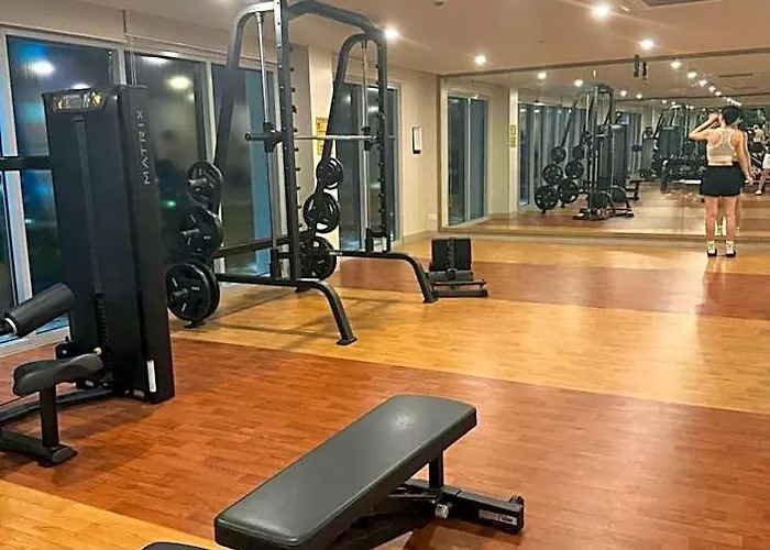 Hotel Stylish 1br Near Airport Facing The Bay - 7b 4*