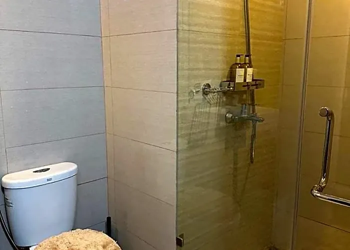 Hotel Stylish 1br Near Airport Facing The Bay - 7b 4*