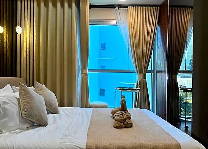 Hotel Stylish 1br Near Airport Facing The Bay - 7b